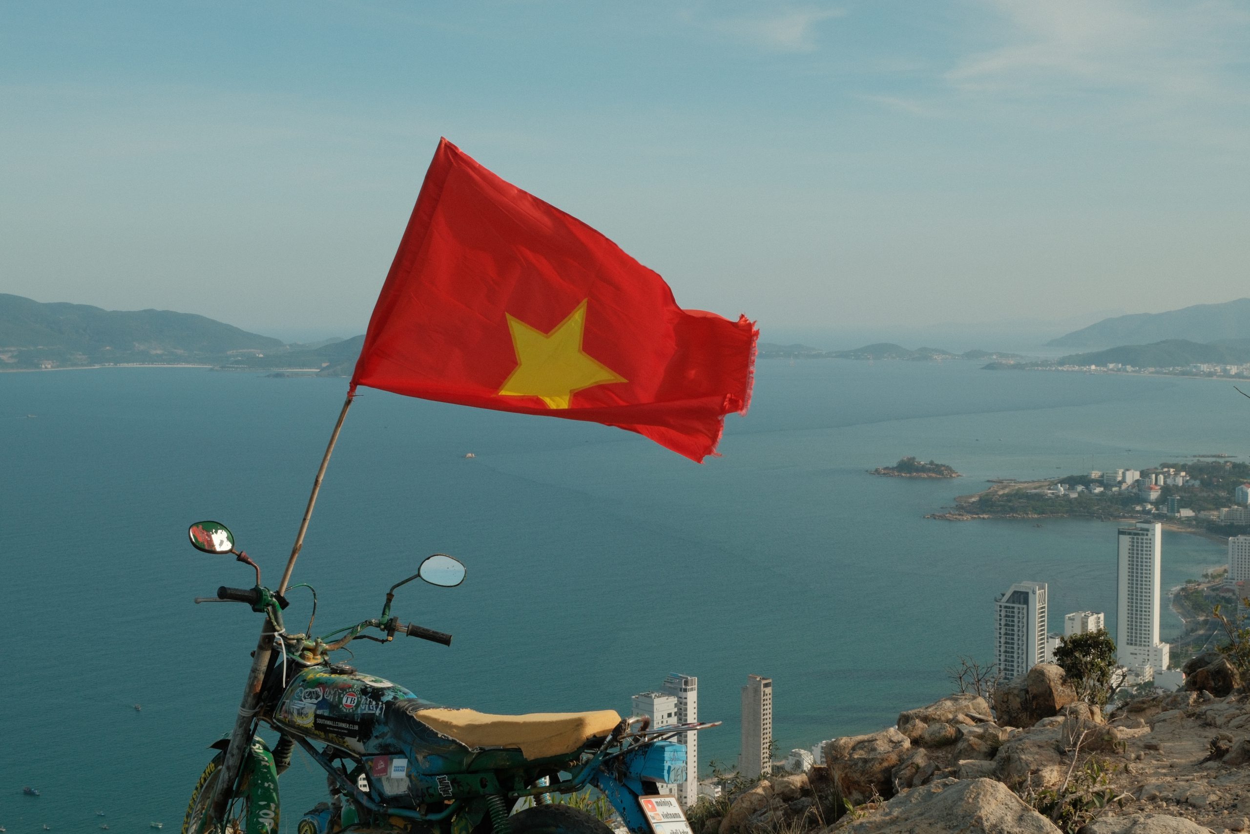 View từ đỉnh 1 núi Cô Tiên